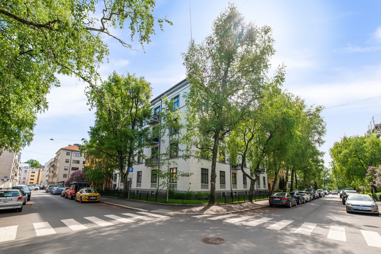 Leiligheten kombinerer vakre originale detaljer med moderne løsninger, og fremstår som gjennomgående lys og romslig Galleribilde
