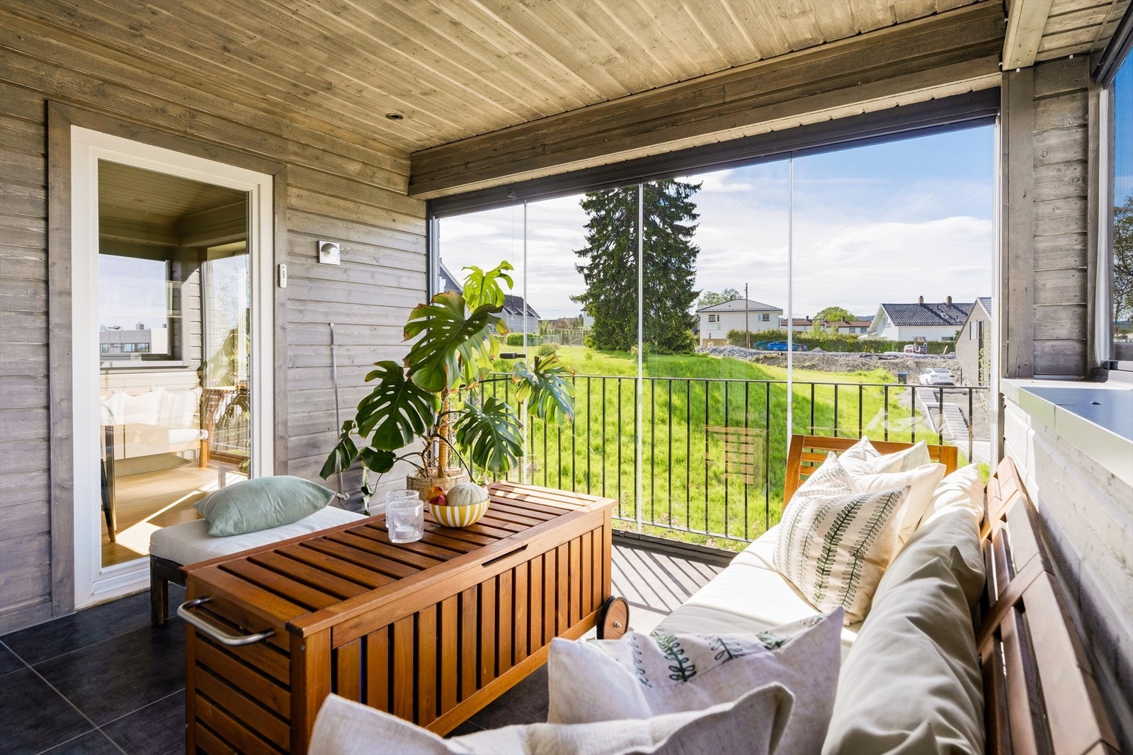 Uteplassen er overbygget og skjermet, samtidig som den slipper inn godt med lys. Her får man en forlengelse av stuen i sommerhalvåret. Galleribilde