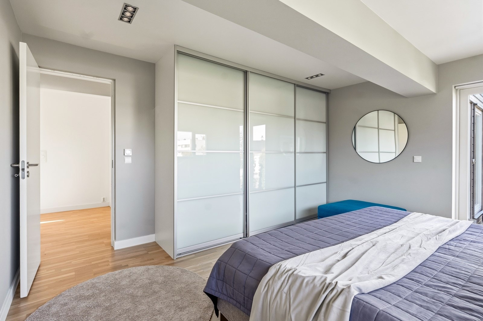 Hovedsoverommet har praktisk garderobeløsning med skyvedører. Rommet fremstår ryddig, moderne og lett å møblere. Galleribilde