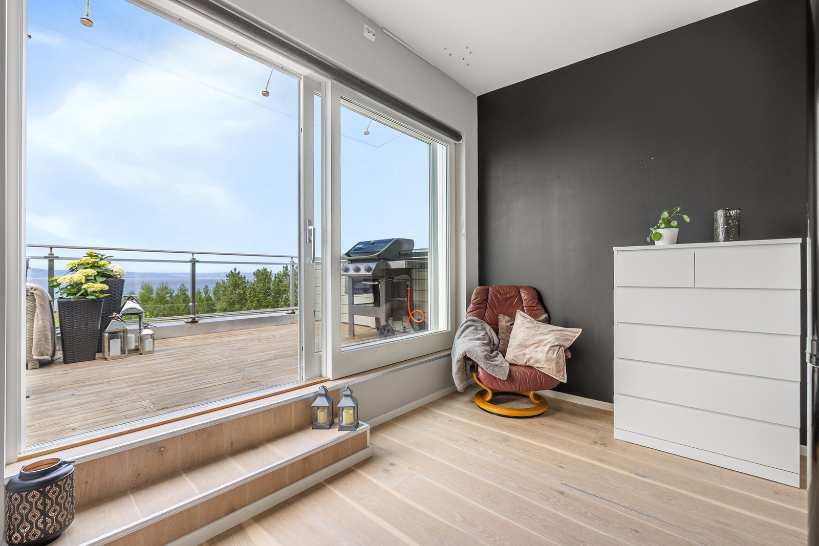 Loftstue med utgang til takterrasse. Galleribilde