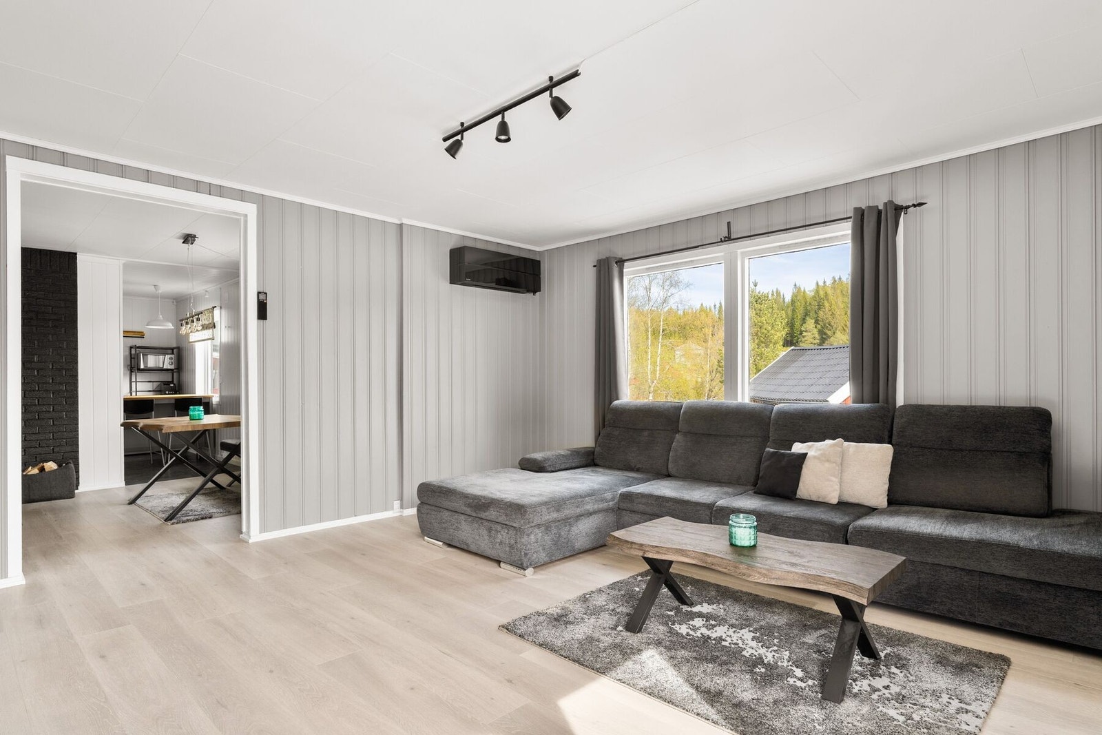 Velkommen inn - lys og pen stue av god størrelse som sørger for at man har en rekke møbleringsmuligheter. Varmepumpen ble satt inn i 2021. Galleribilde