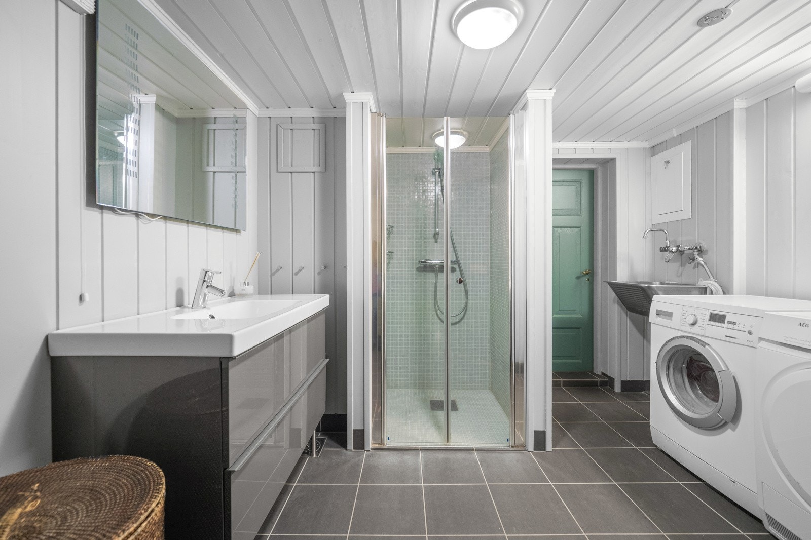 Det er opplegg for vaskemaskin på badet i underetasjen Galleribilde