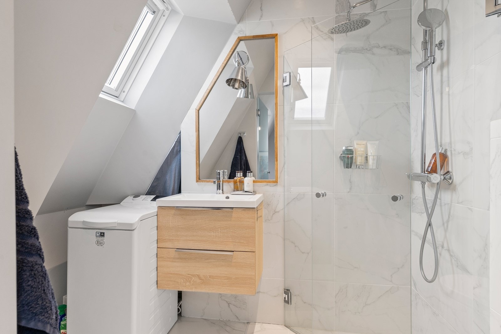 Delikat, flislagt baderom med gulvvarme og downlights i himlingen. Badet ble oppført i 2019/2020 og holder en moderne standard. Det er også opplegg for vaskemaskin. Galleribilde