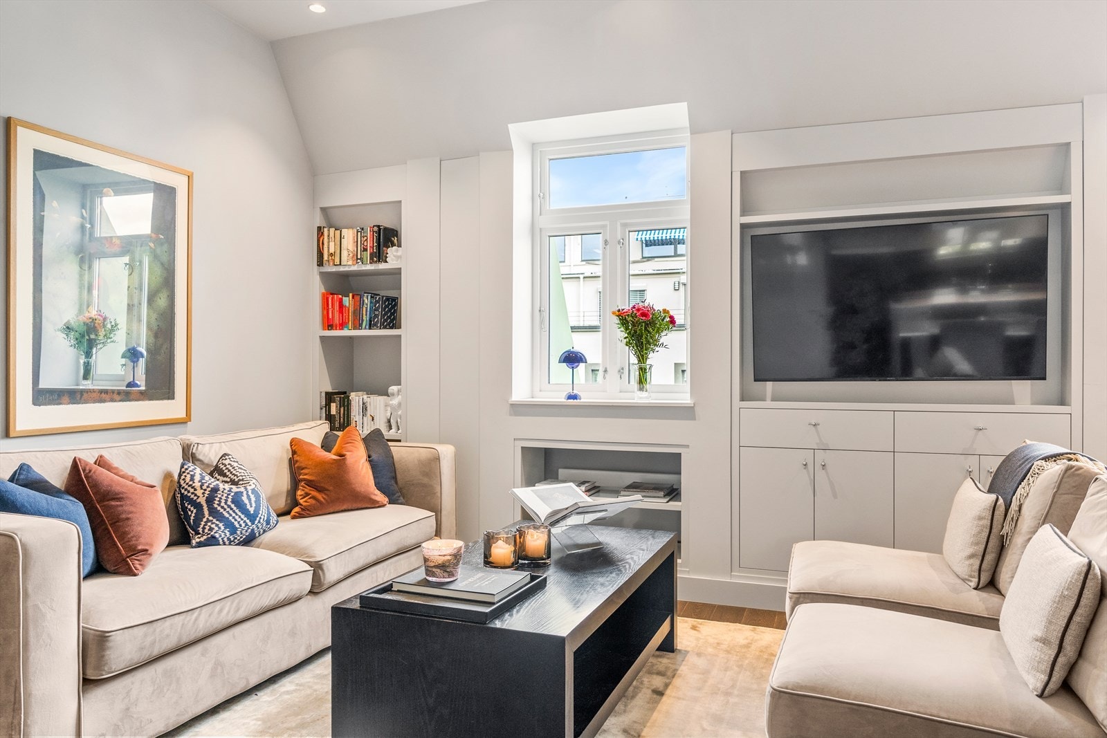Gulvet er belagt med flott parkett, og overflatene er malt i lyse farger, som gir et stilrent og innbydende uttrykk. Galleribilde