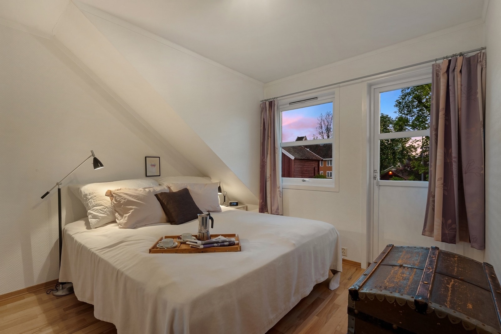 Fra hovedsoverommet er det utgang til en egen balkong på 2 m². Galleribilde