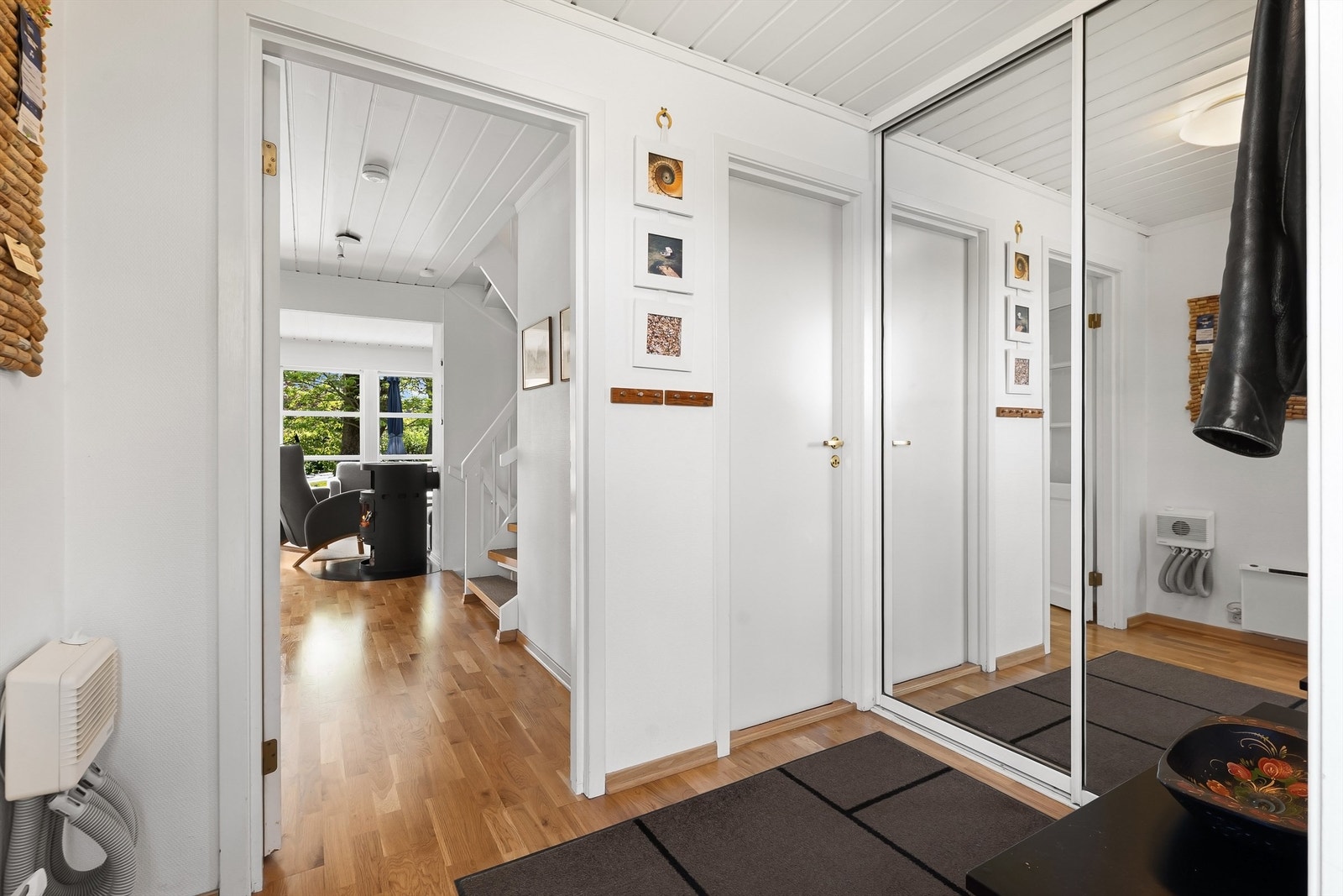 Fra entreen åpner boligen seg opp mot stuen og kjøkkenet. Galleribilde