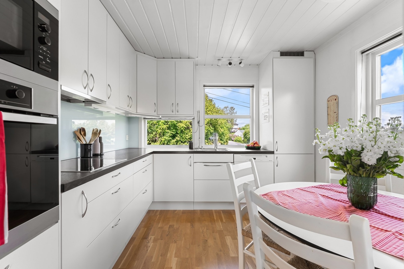 Kjøkkeninnredning fra 2011 med glatte fronter og benkeplate med laminert overflate. Galleribilde