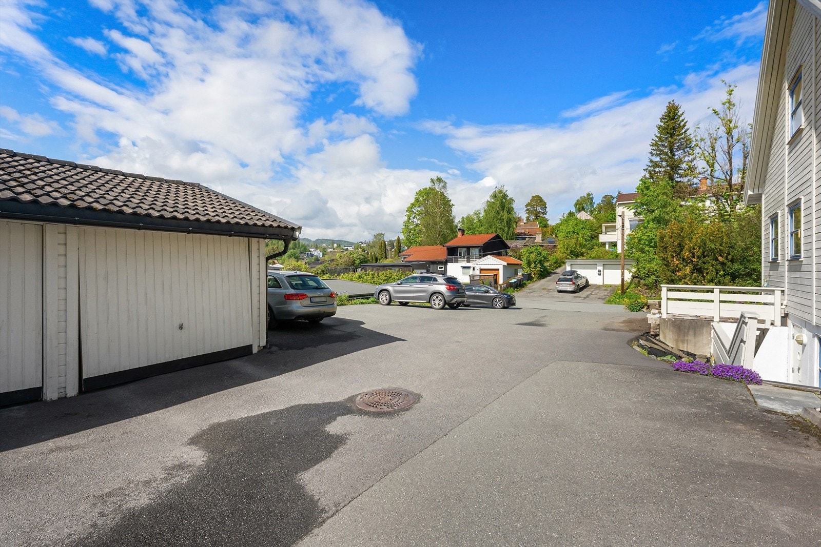 I tillegg til egen garasje og parkeringsplass, er det gjesteparkering på området. Galleribilde