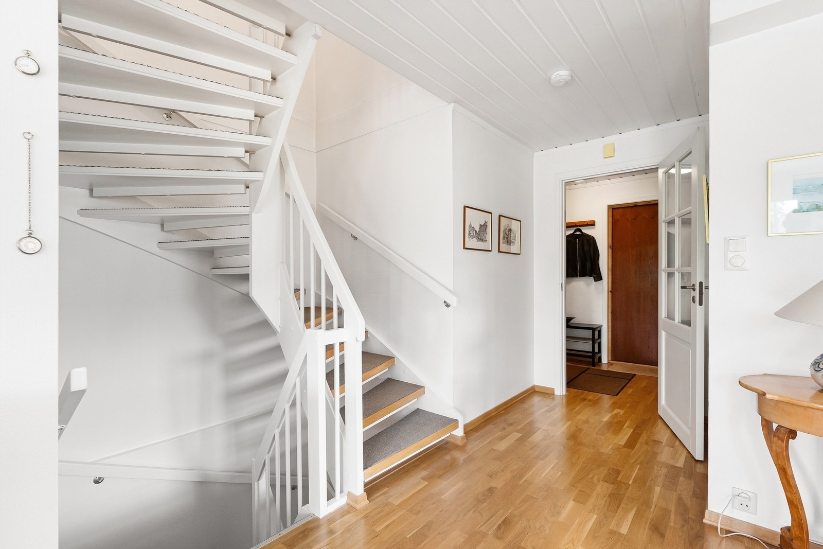 Trappen i trekonstruksjon binder de tre etasjene i boligen sammen. Galleribilde