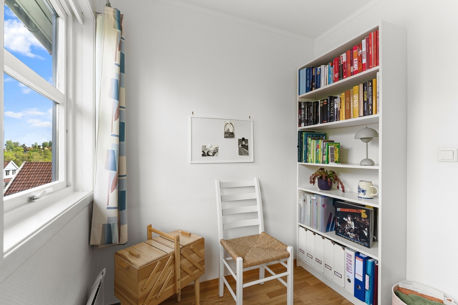 Fin plass for skrivebord og bokhyller. Galleribilde