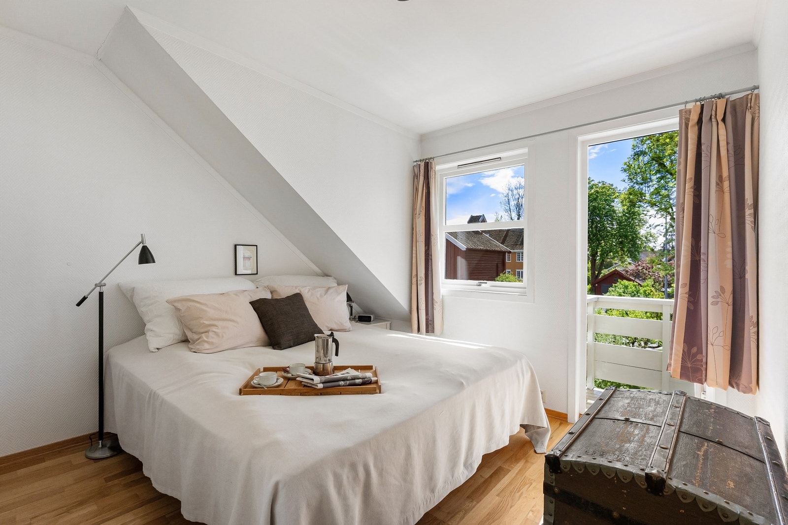 Hovedsoverommet har god plass til dobbeltseng og garderobeløsning. Galleribilde