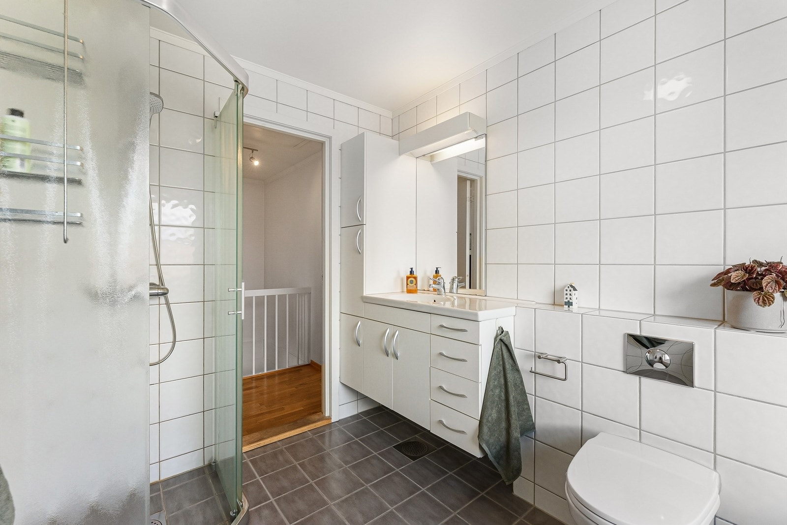 Badet er utstyrt med både dusjhjørne og badekar, samt vegghengt toalett. Rør-i-rør-systemet har fordelerskap på badet. Galleribilde