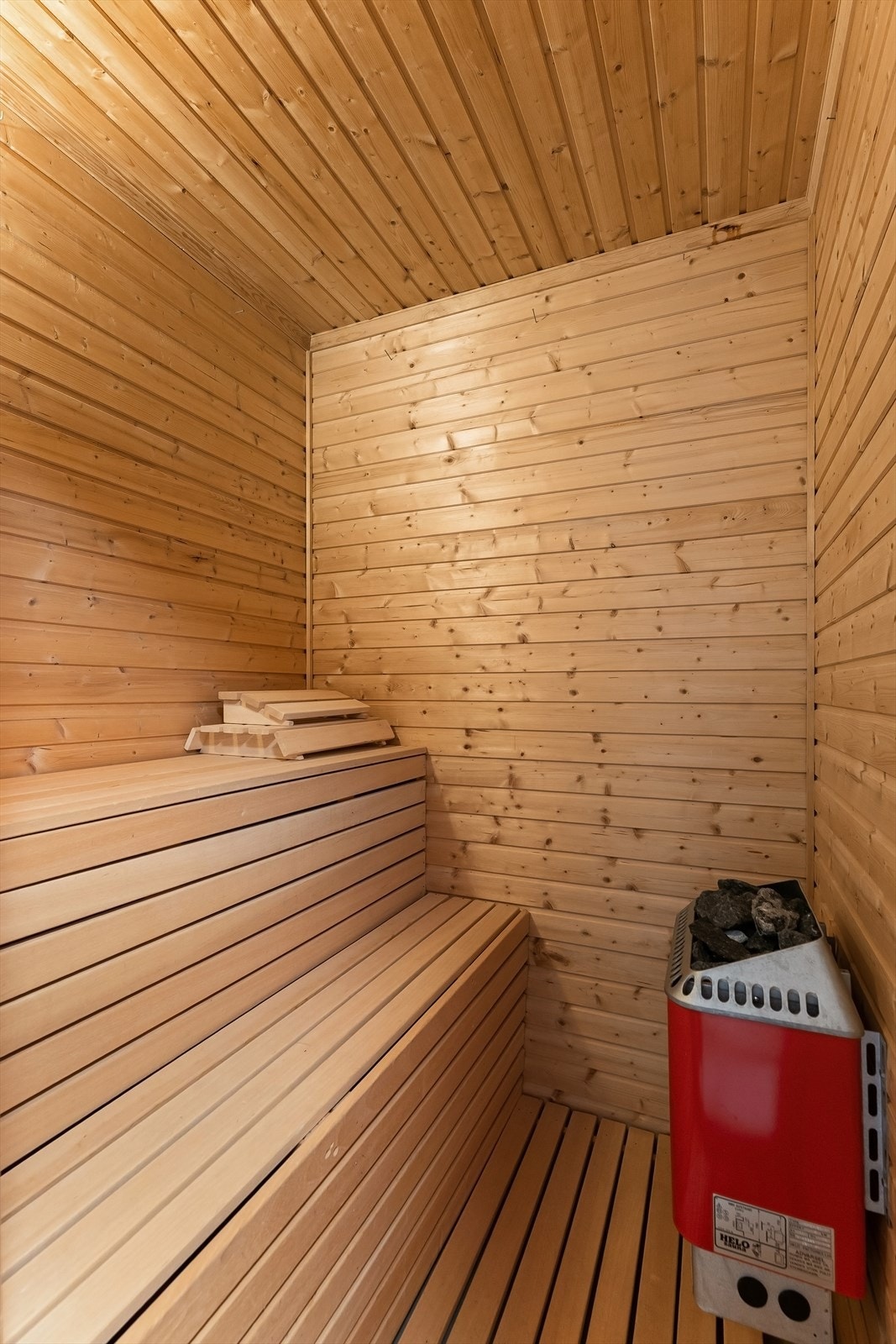 Egen badstue med elektrisk ovn, tilknyttet badet i underetasjen. Galleribilde