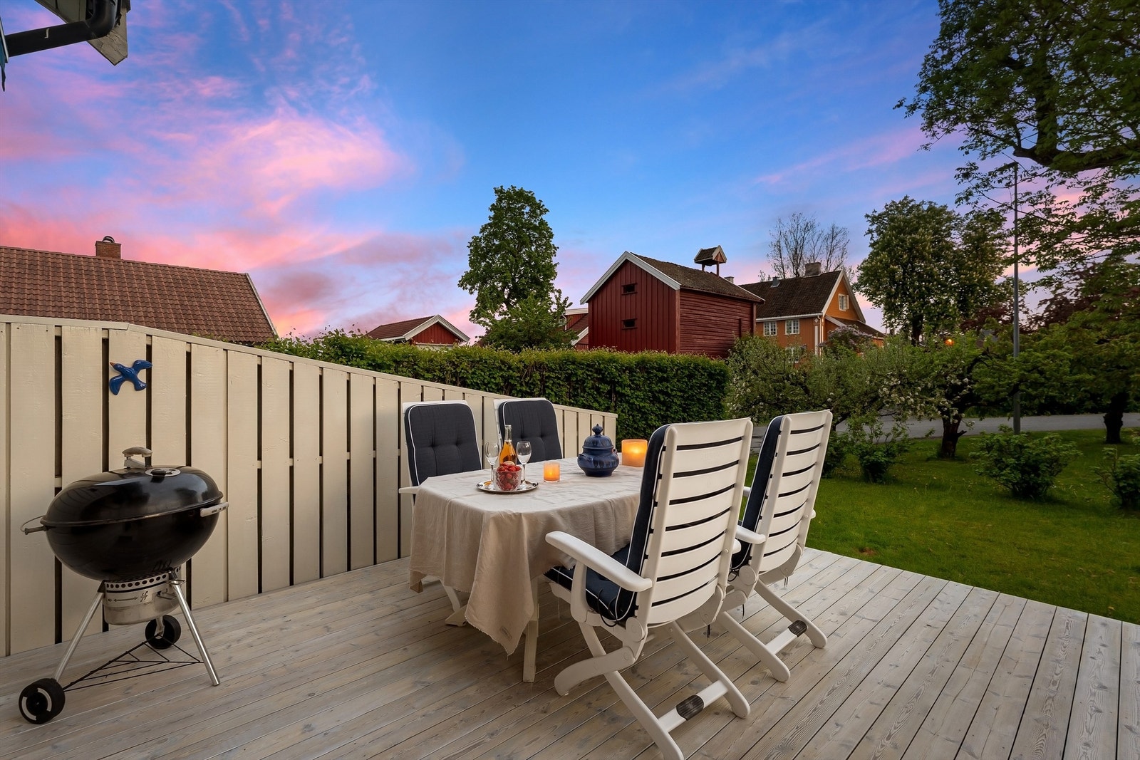 Utsikt fra terrassen mot hagen og nærområdet. Galleribilde