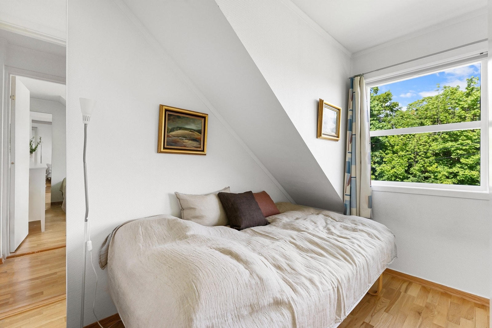 Soverom 4 med plass til dobbeltseng og garderobe Galleribilde