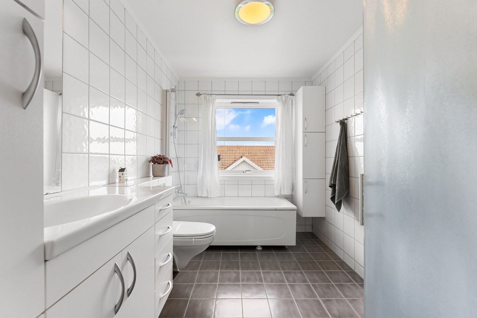 Badet i andre etasje ble modernisert i 2008 og har flislagt gulv med gulvvarme. Galleribilde