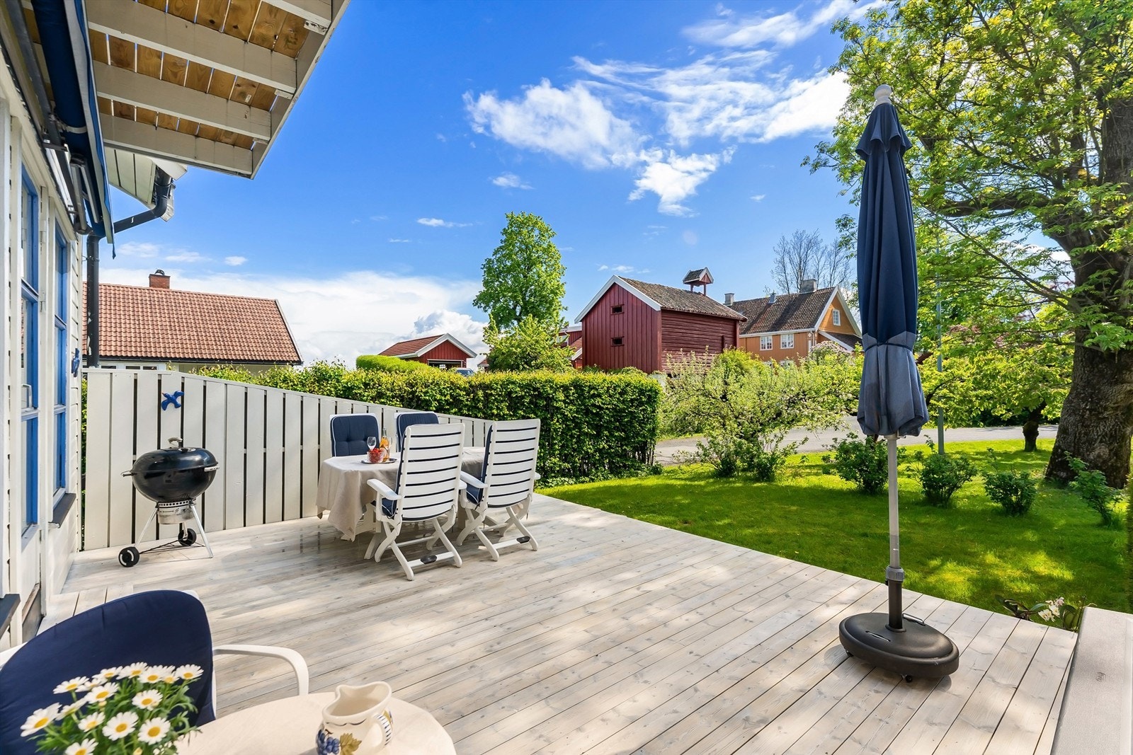 Terrassen har god plass til både spisebord og grill, og er et naturlig samlingspunkt i sommerhalvåret. Galleribilde