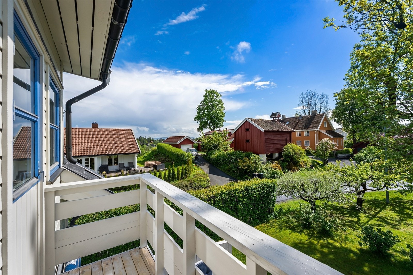 Utsyn mot et eldre stabbur og grønne omgivelser. Galleribilde