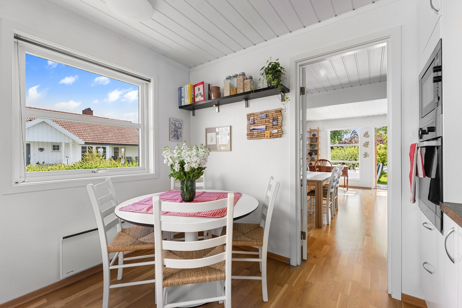 På kjøkkenet er det også rom for en hyggelig spiseplass for de raske måltidene. Galleribilde