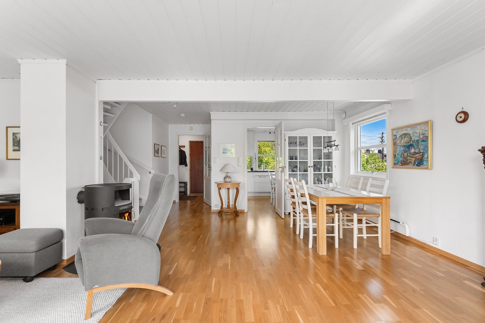 Stuen i første etasje har plass til både sofagruppe og spisebord, med gjennomgående parkett på gulvet. Galleribilde