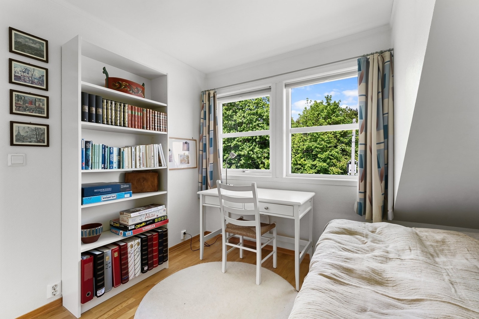 Det tredje soverommet i etasjen, med plass til seng, skrivepult og oppbevaring. Galleribilde