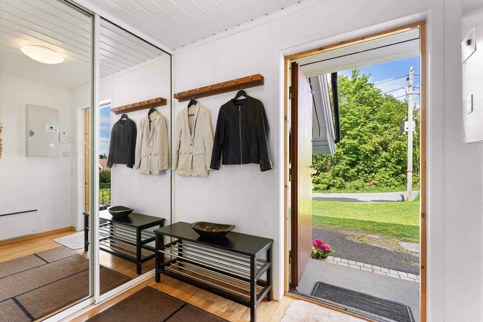 Entré i første etasje med parkett på gulv og god plass til yttertøy. Galleribilde