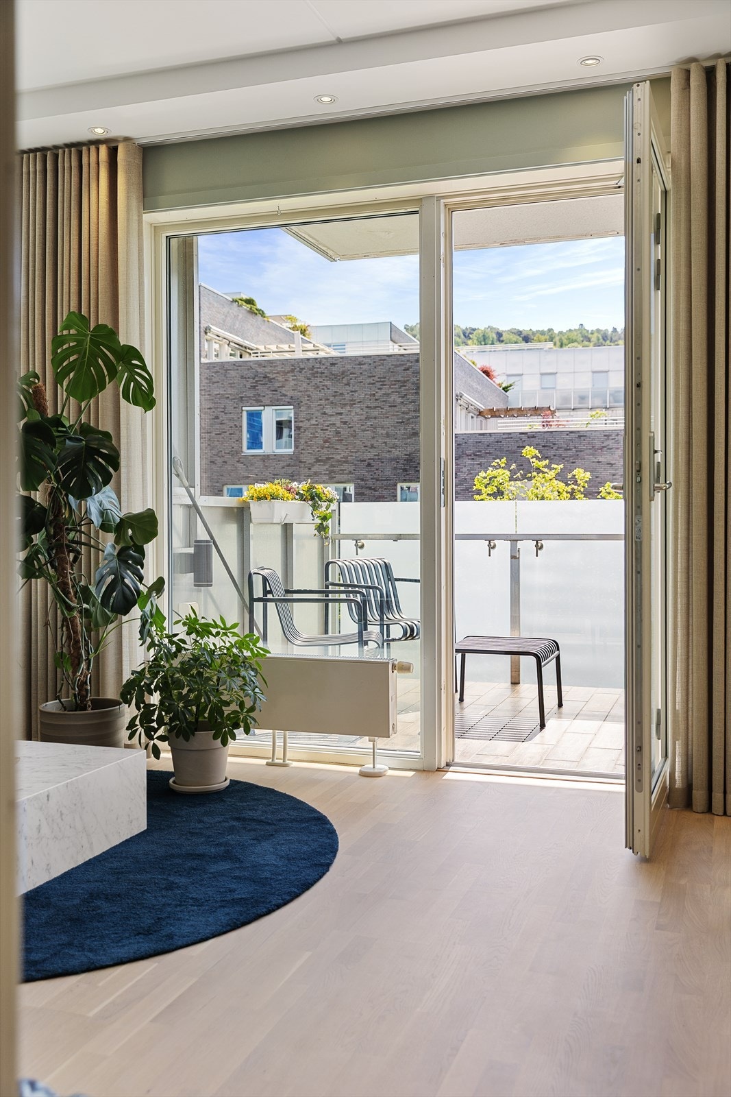 Utgang fra stuen til romslig balkong (6 kvm). Galleribilde