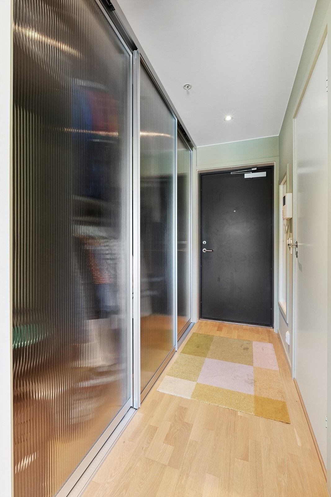 Lys og innbydende entré. Skyvedørsgarderobe fra 2025. Galleribilde