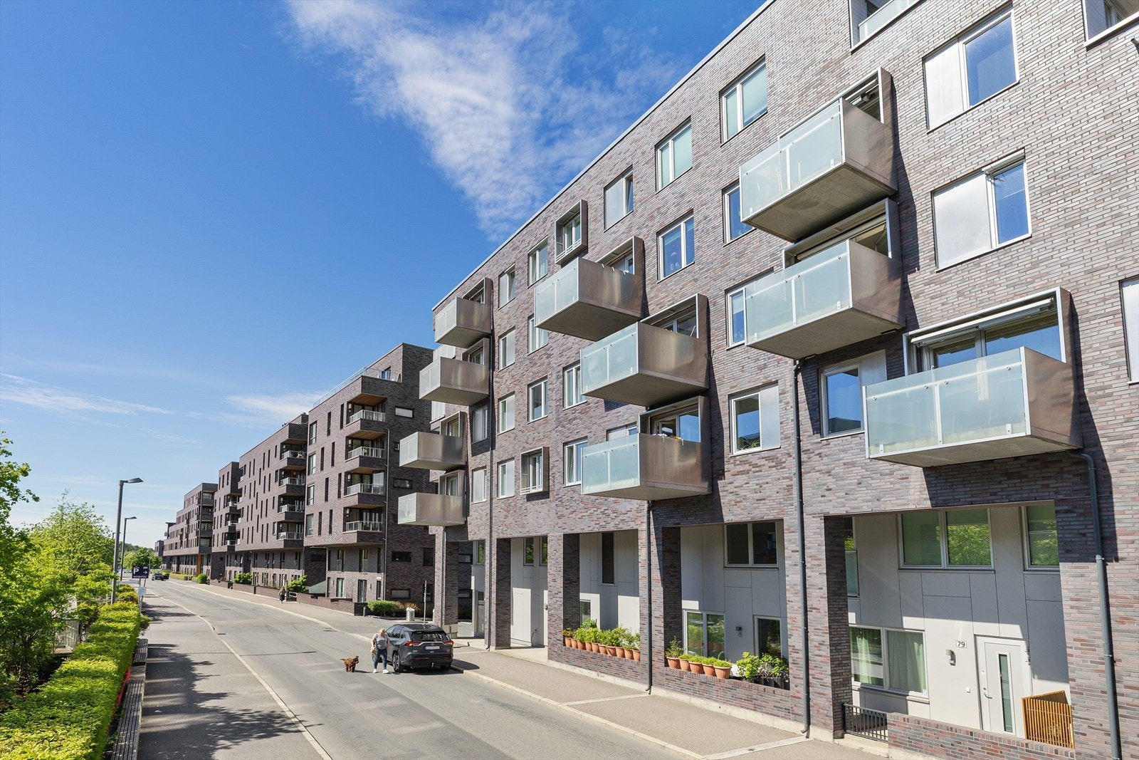 Bygning oppført i 2014 med balkonger og moderne fasader. Galleribilde