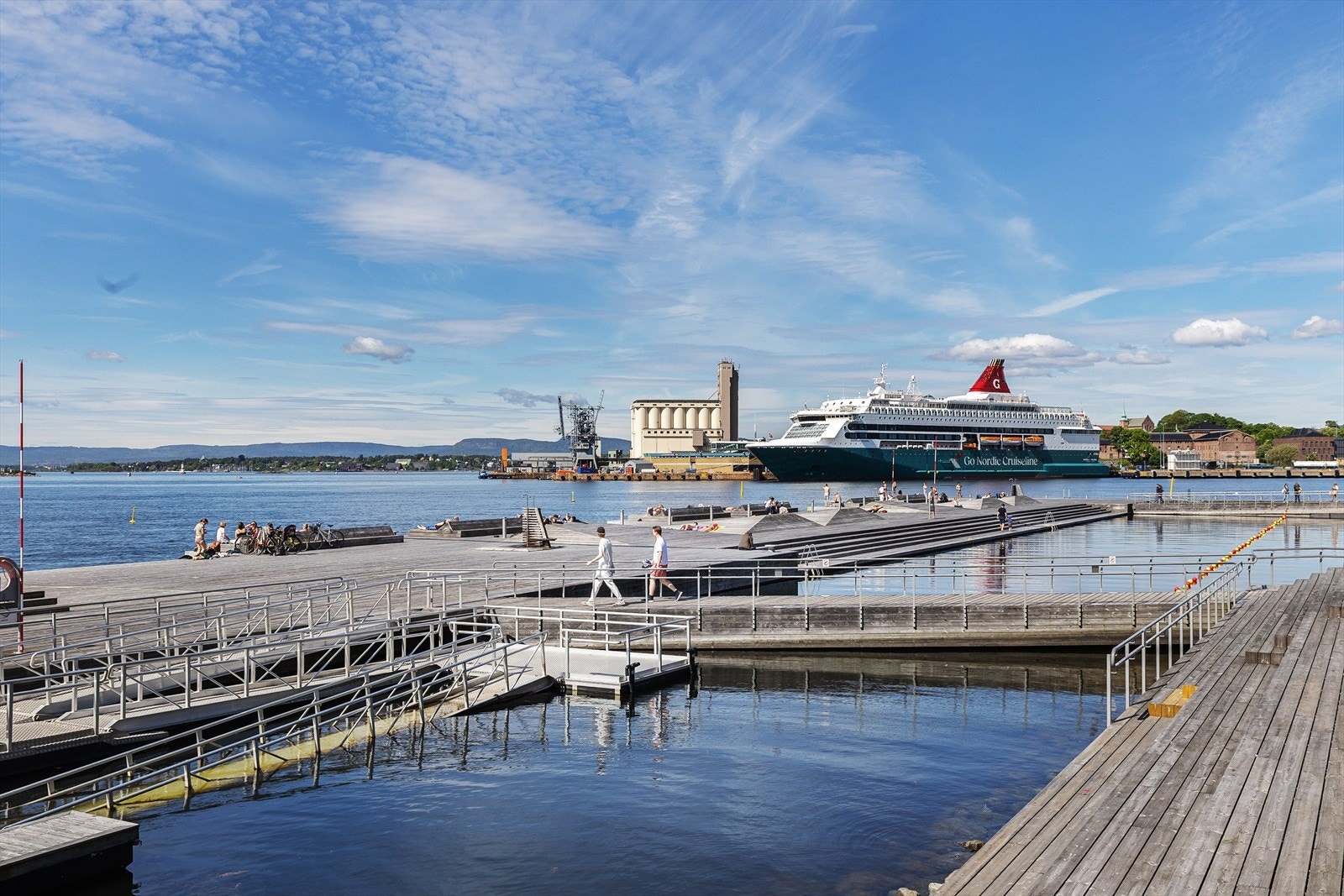 Nærhet til badeanlegg og havneområdet gir gode muligheter for maritime aktiviteter. Galleribilde