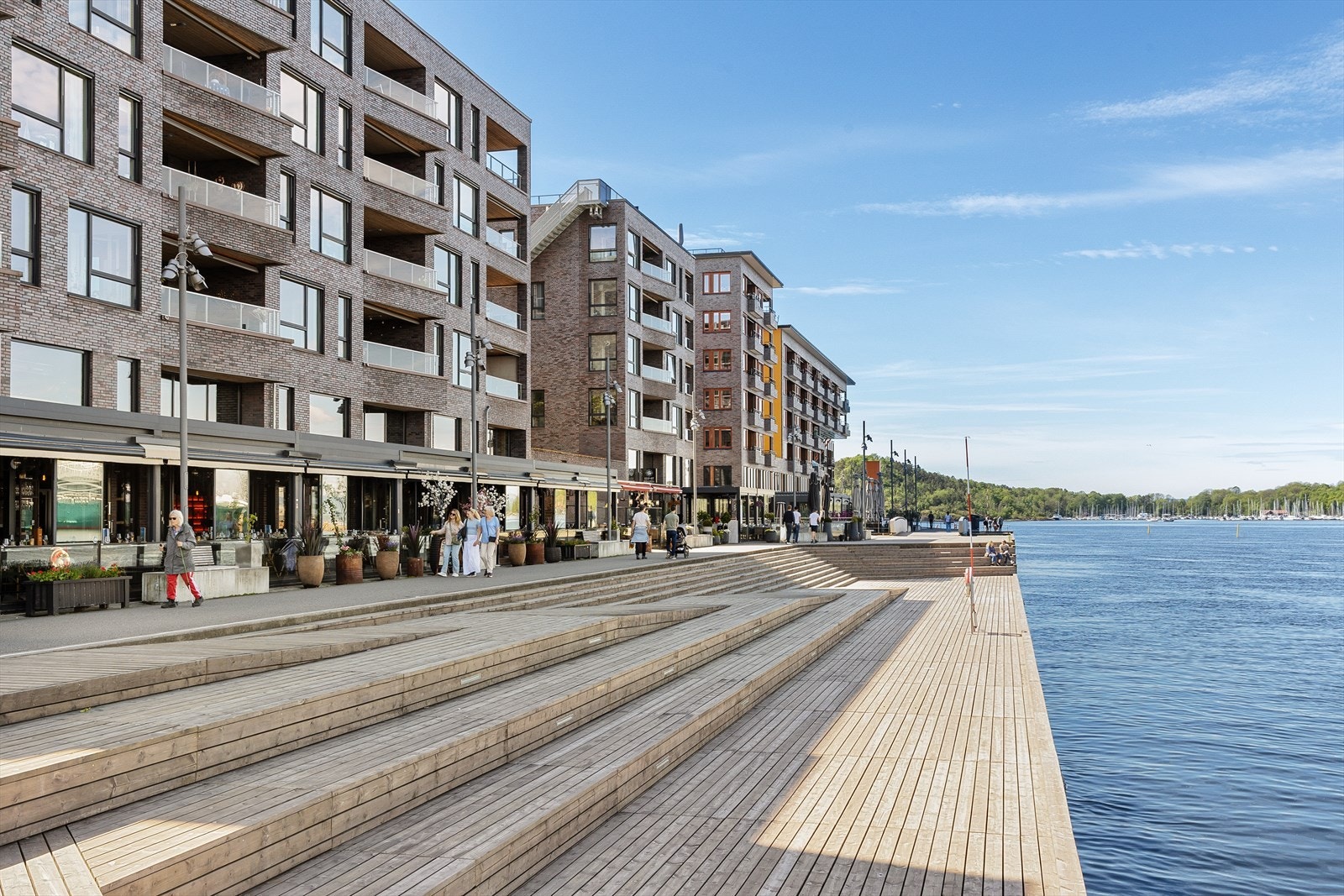 Området tilbyr en moderne promenade med serveringssteder og utsikt mot fjorden. Galleribilde