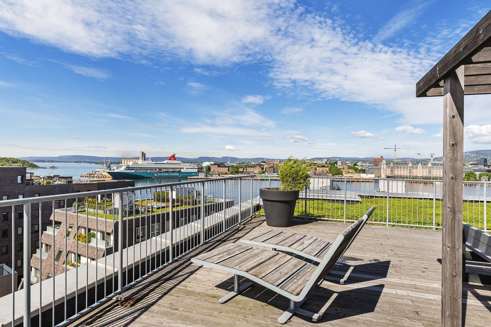 En moderne og attraktiv leilighet med denne nydelige felles takterrassen! Galleribilde
