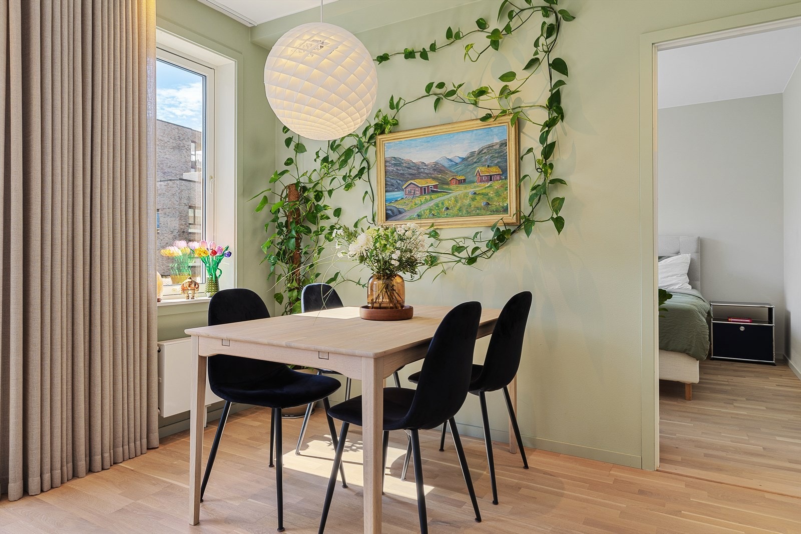 Gode møblerningsmuligheter -god plass til spisebord i tilknytning til oppholdsrommet. Galleribilde