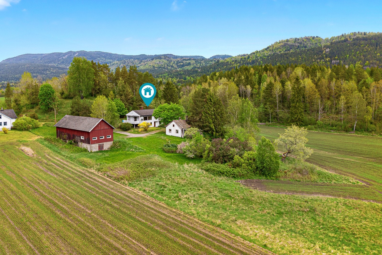 Attraktivt gård/småbruk med jord og skog tett på tunet Galleribilde