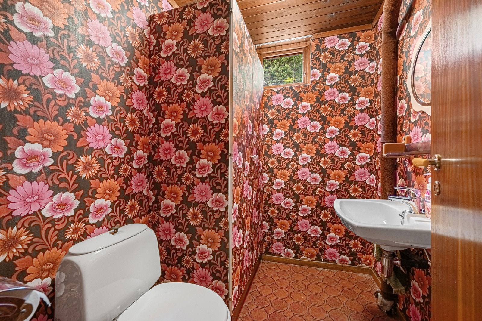 Toalett med vask og wc Galleribilde
