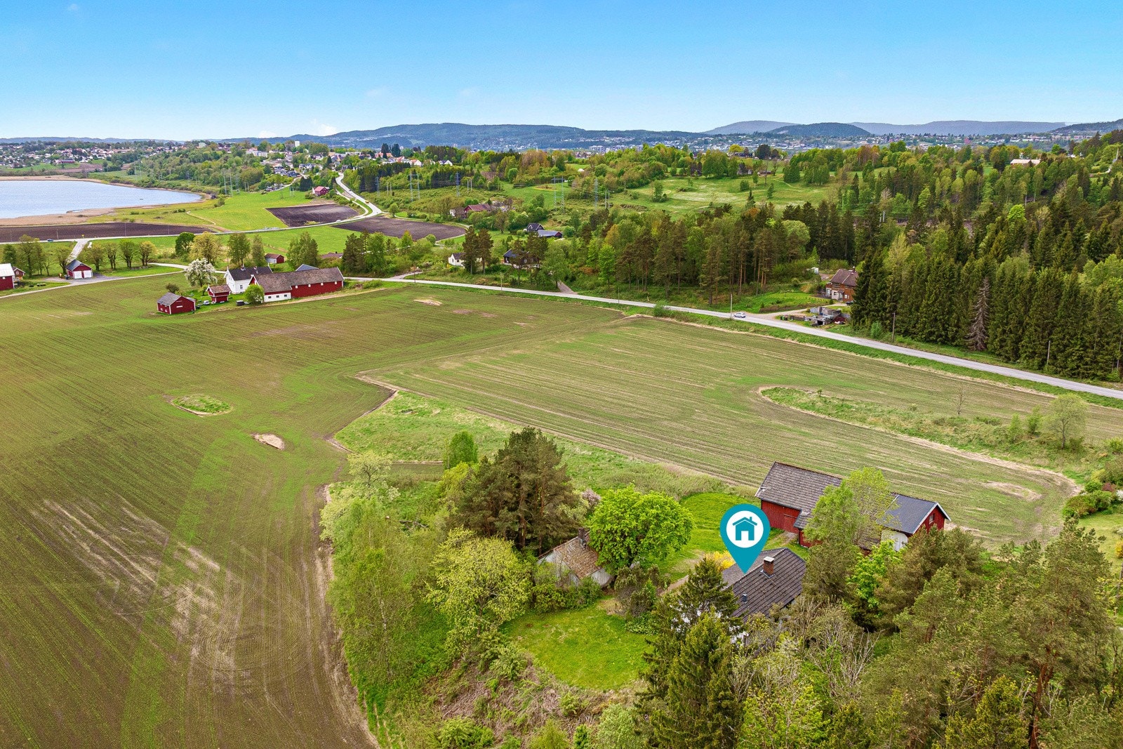 Fri og fin beliggenhet med vidt utsyn over egne og andres jorder, skog og Børsesjø Galleribilde