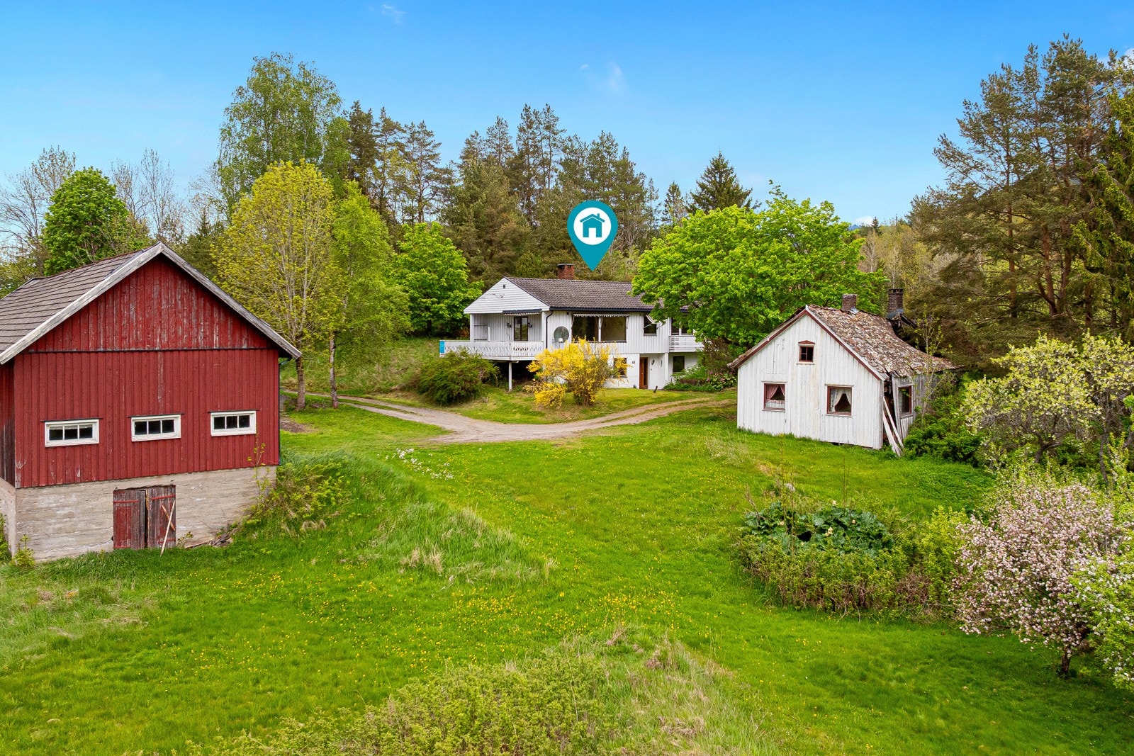 Idyllisk tun med våningshus fra 1974, samt eldre våningshus (kondemnabelt) og eldre låve Galleribilde