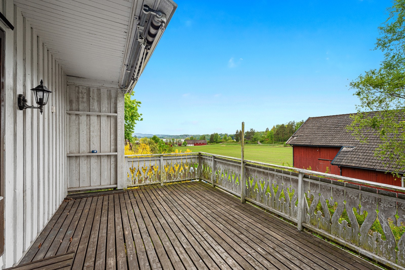 Terrasse med utgang fra stue, utsikt over jorder og eget tun Galleribilde
