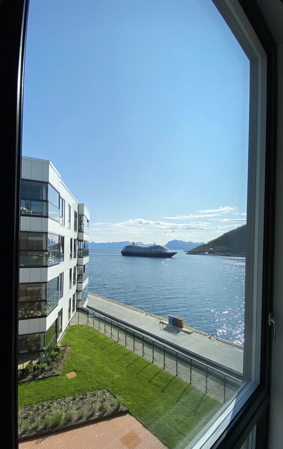 Selgers bilde: utsikt fra vinduet mot nordøst i stua Galleribilde