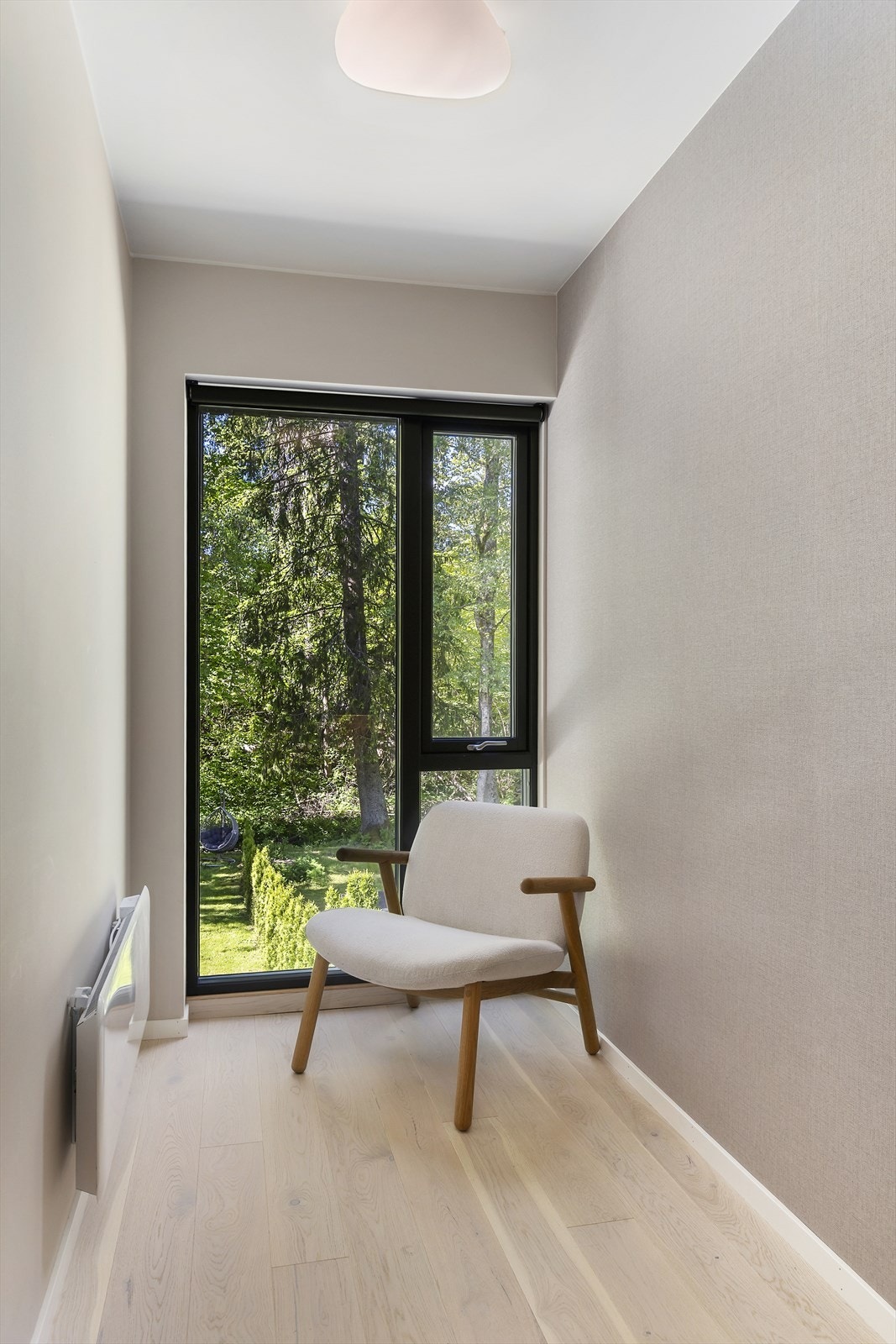 Rommet vender ut mot frodige omgivelser. Galleribilde