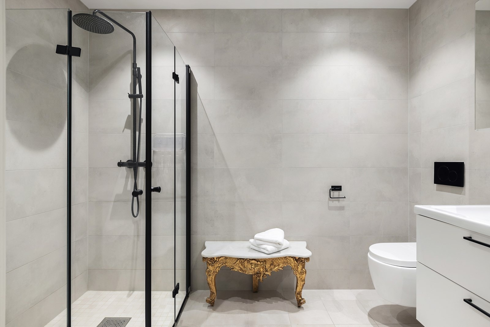 Badet er utstyrt med toalett, dusj og servant. Galleribilde