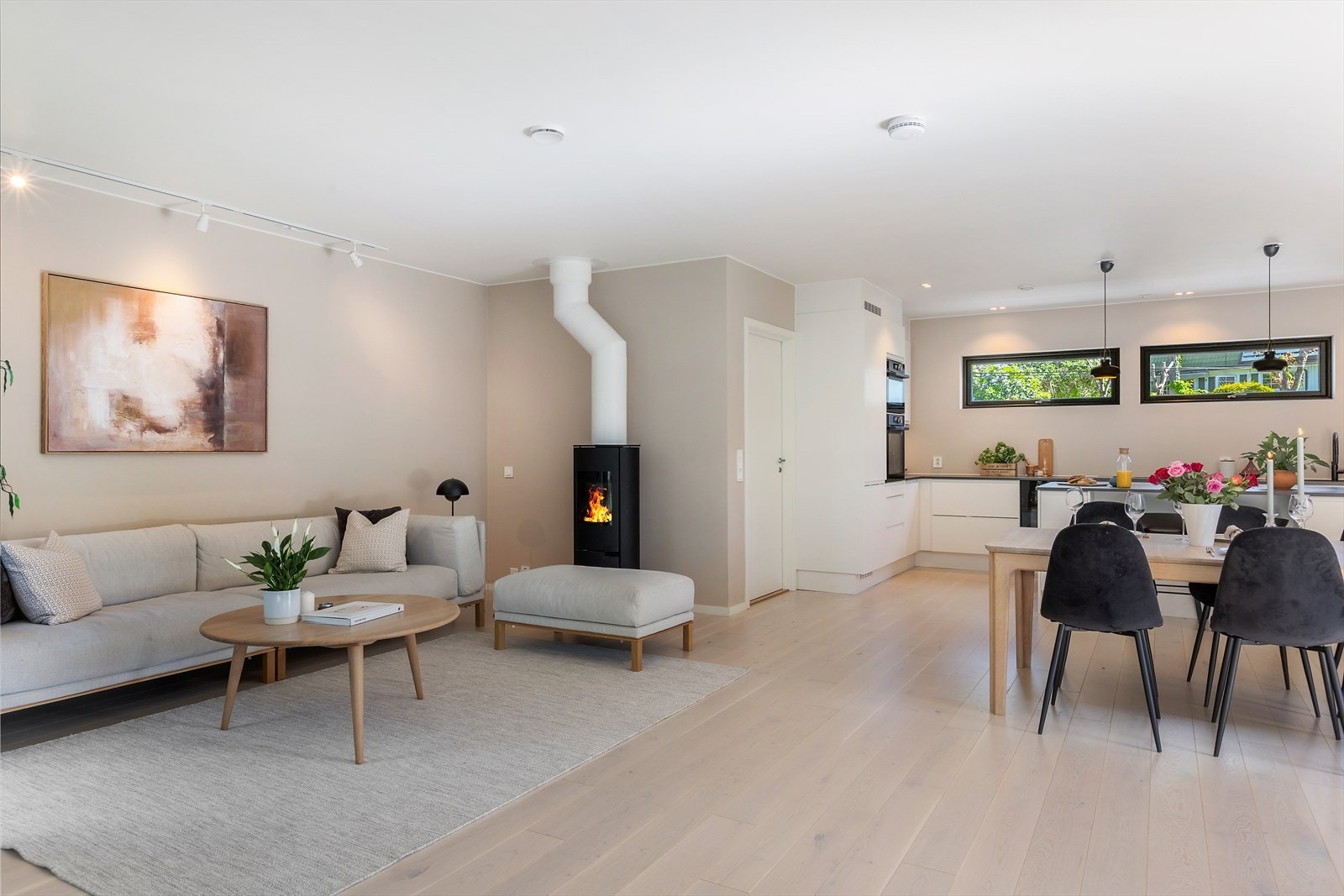 Stuen er av god størrelse med plass til en stor sittegruppe og stor spisestue. Galleribilde