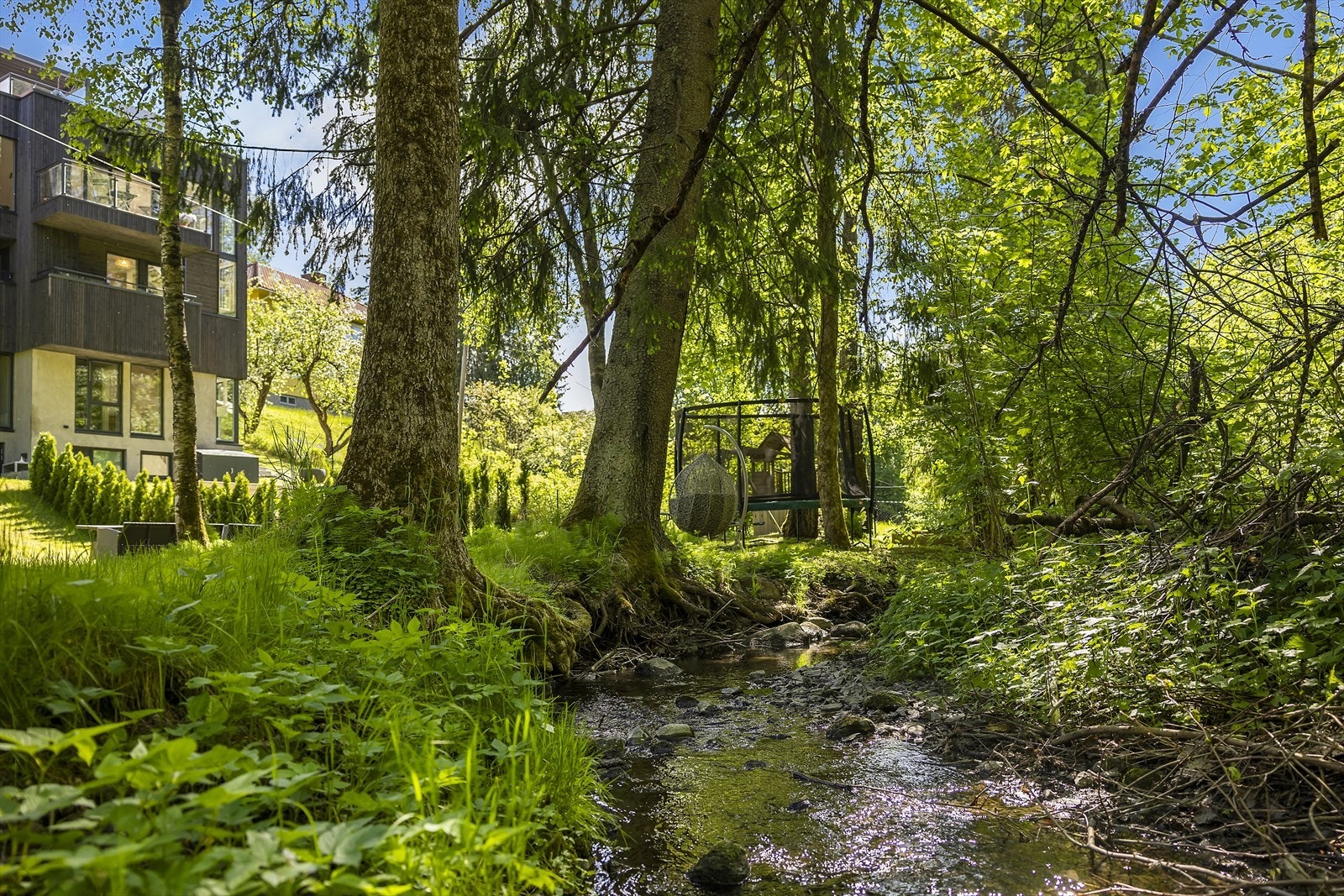 Umiddelbar nærhet til skogen, og kort vei til alt Oslo har å by på. Galleribilde