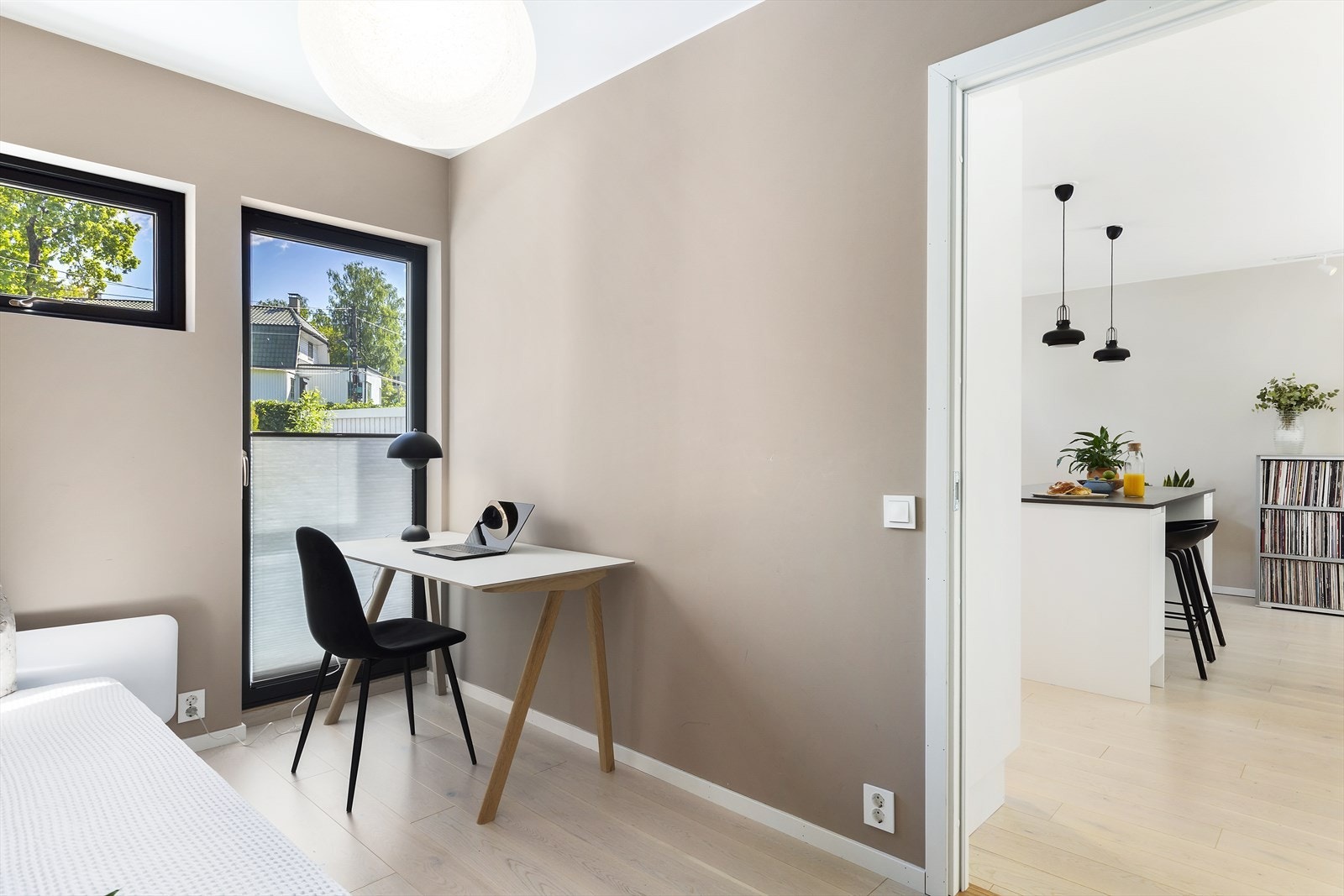 Lyst soverom med plass til seng og nattbord. Galleribilde