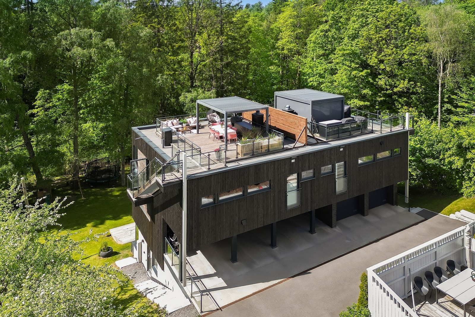 Den perfekt familieboligen fra 2022 over fire plan med balkong og privat takterrasse! Galleribilde