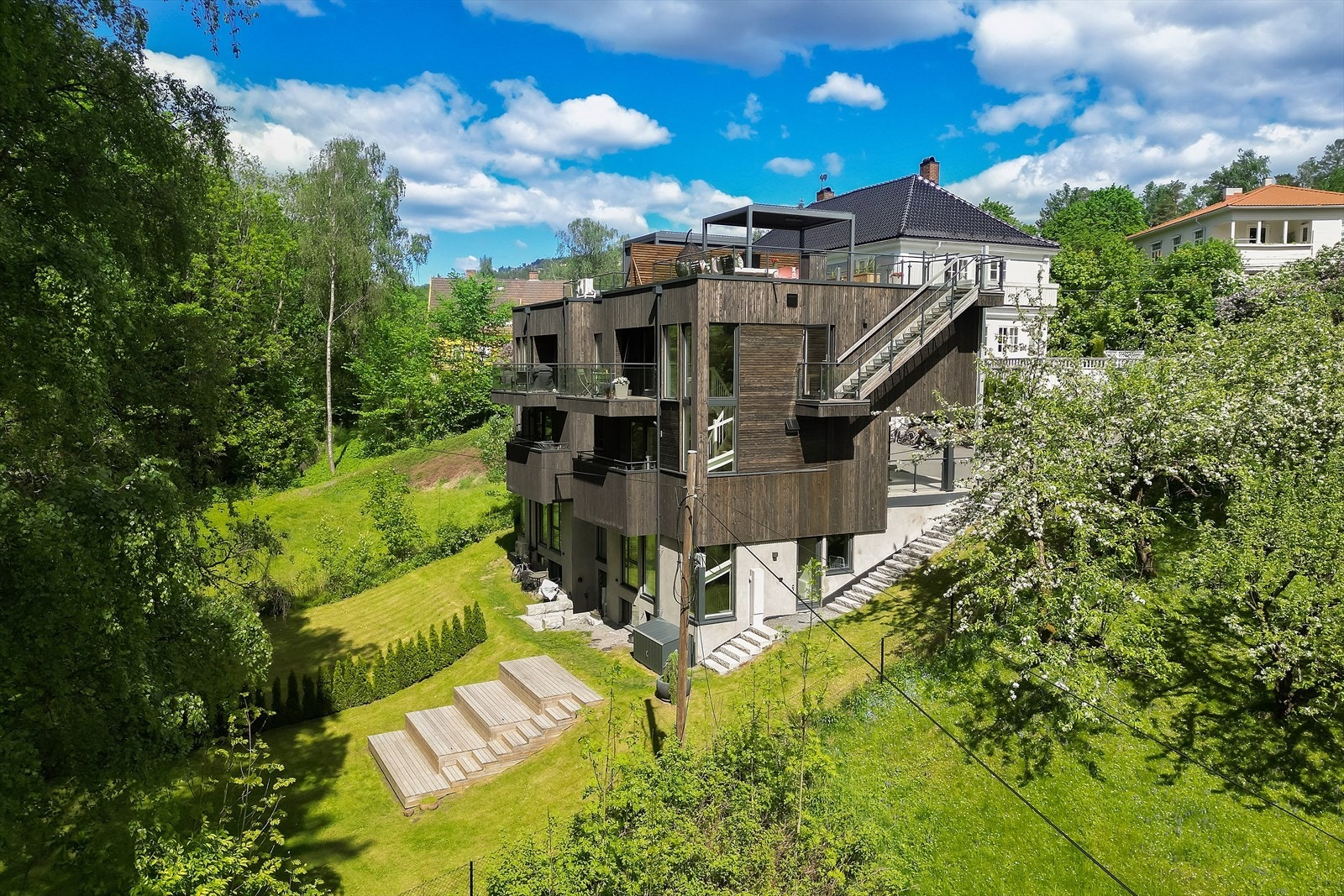 Eiendommen ligger i et attraktivt, barnevennlig og veletablert boligområde nær Holmendammen. Galleribilde