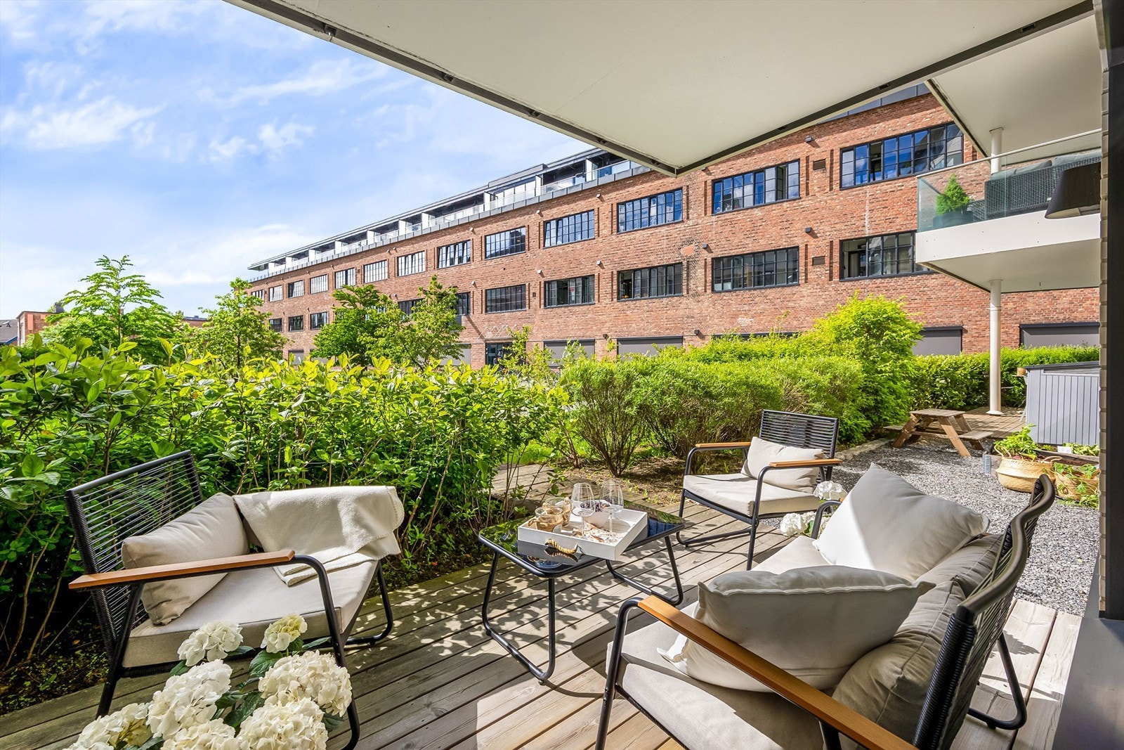 Terrassen er en trekonstruksjon med terrassebord og har utebelysning med stikkontakt. Galleribilde