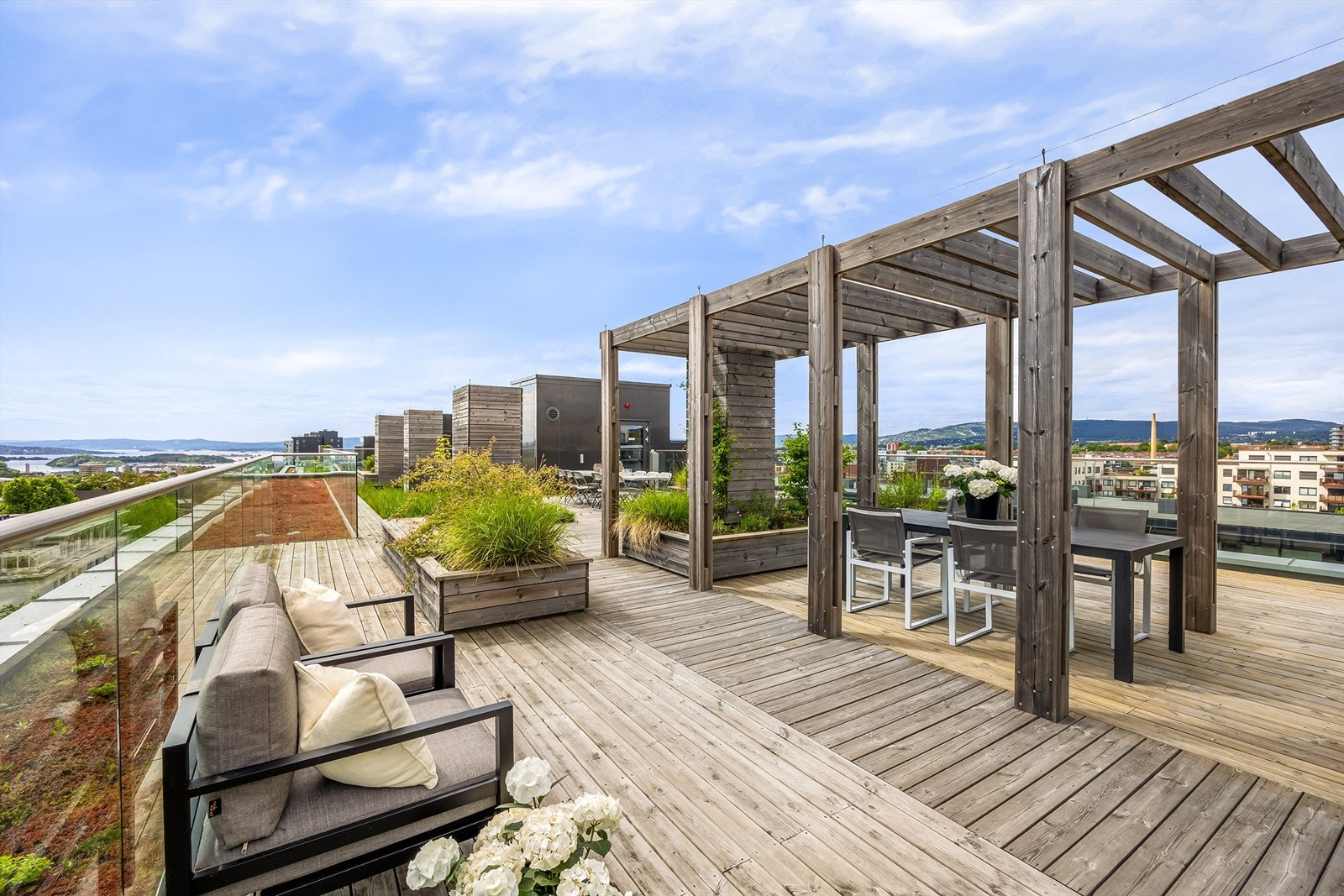 Sameiet har en stor felles takterrasse med flere sittegrupper og pergolaer. Galleribilde