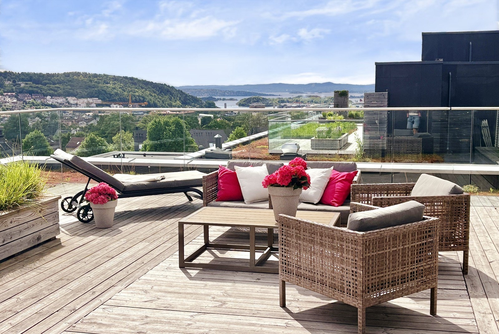 Sameiet har en stor felles takterrasse med fantastisk utsikt, flere sittegrupper og pergolaer. Galleribilde