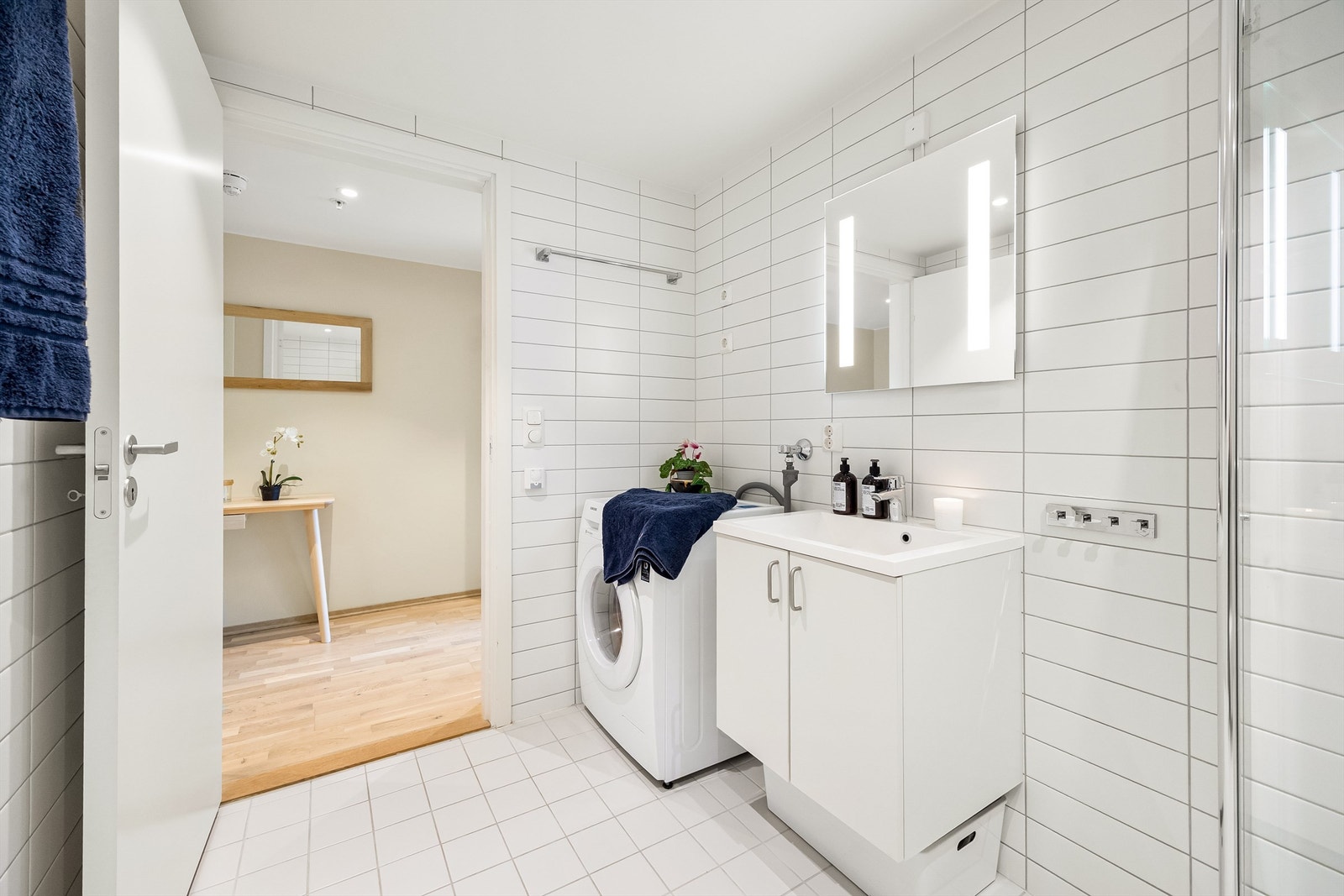 Servantinnredning med speil med integrert belysning. Galleribilde